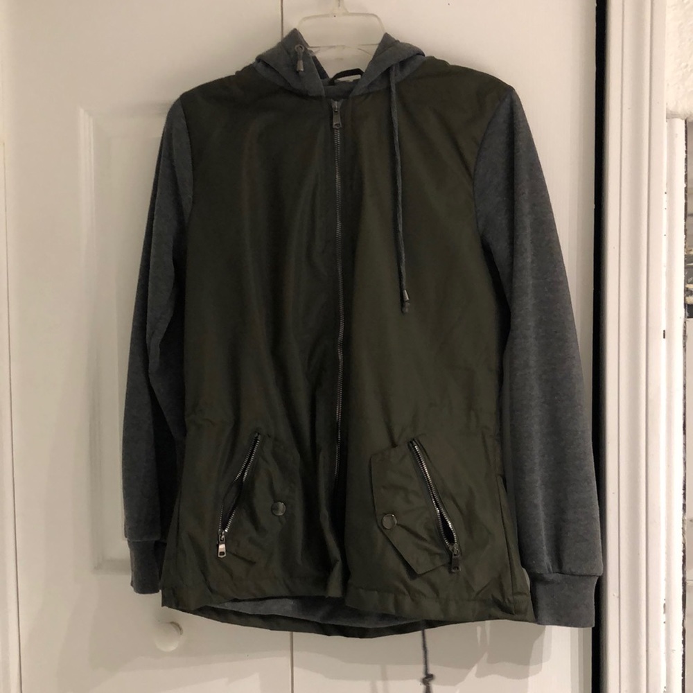 Color green with grey sleeves Size Medium